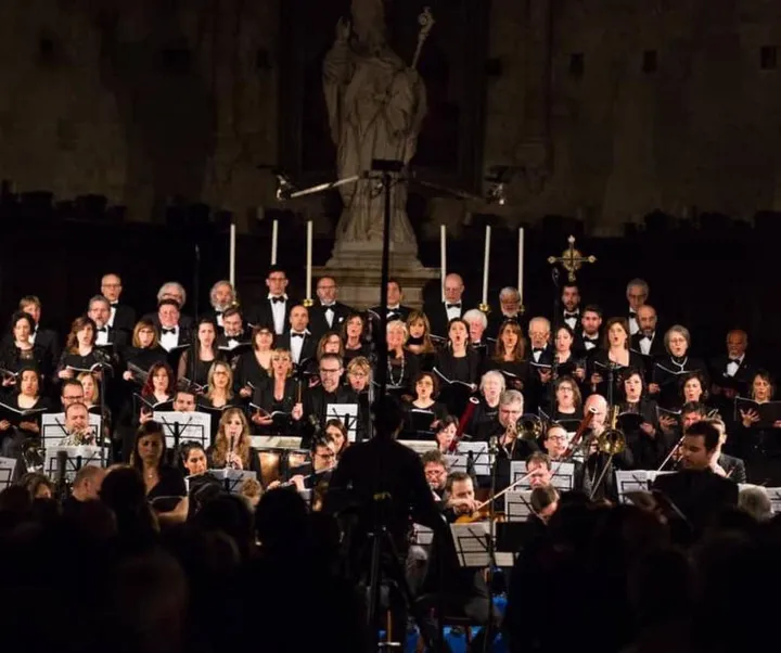 Il coro. Filarmonico Rossini di Pesaro, diretto dal maestro Federico Raffaelli