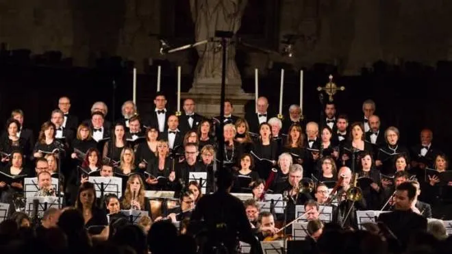 Il coro. Filarmonico Rossini di Pesaro, diretto dal maestro Federico Raffaelli