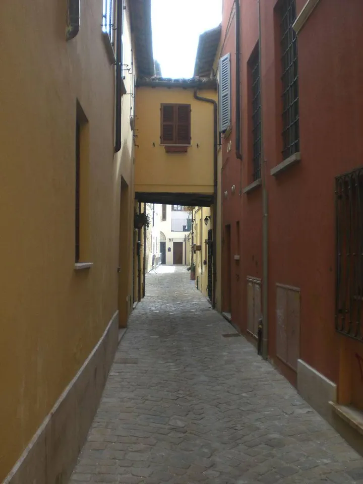 Uno scorcio di via delle Scuole nel ghetto di Pesaro