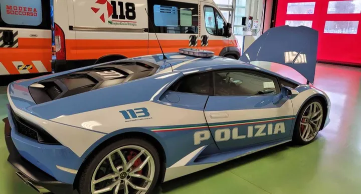 La Lamborghini della polizia ieri al Policlinico di Modena