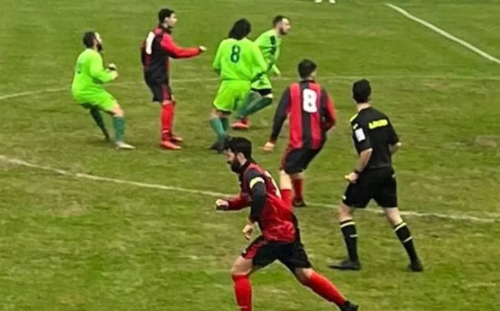 Un’azione di gioco tra Avis Sassocorvaro e Atletico Luceoli, in primo piano il capitano Bianchi dell’A.Luceoli, ex Vis