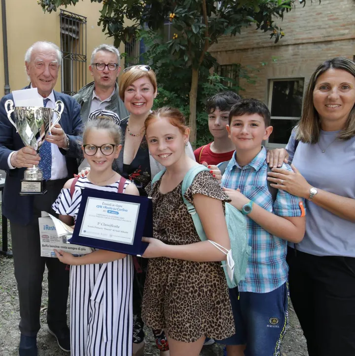 I vincitori dell’anno scorso: la scuola primaria di Sant’Alberto,. premiati da Ernesto Giuseppe Alfieri, presidente. della Fondazione Cassa (Foto Corelli)