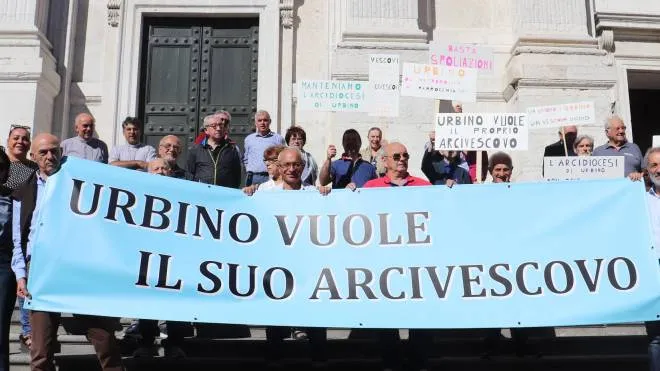 La basilica cattedrale di Urbino. Mesi fa una protesta con tanto di striscioni I fedeli non sono stati ascoltati