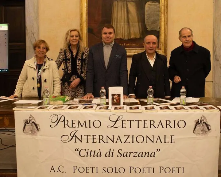 Paolo Sossai (terzo da sinistra) ritira il premio del festival letterario ’Città di Sarzana’