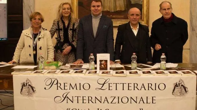 Paolo Sossai (terzo da sinistra) ritira il premio del festival letterario ’Città di Sarzana’