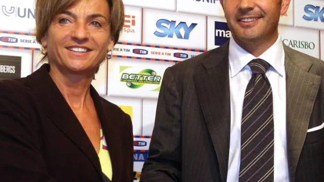 4 novembre 2008: la presidente Menarini porta Sinisa sulla panchina rossoblù