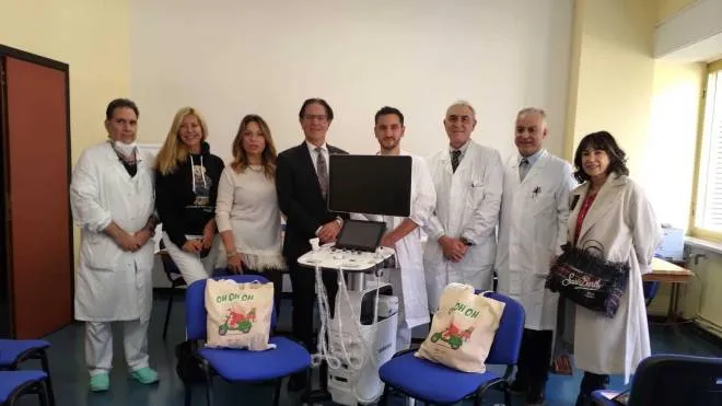 La consegna del macchinario al reparto di Pediatria alla presenza di Stefania e Cesira Gabrielli