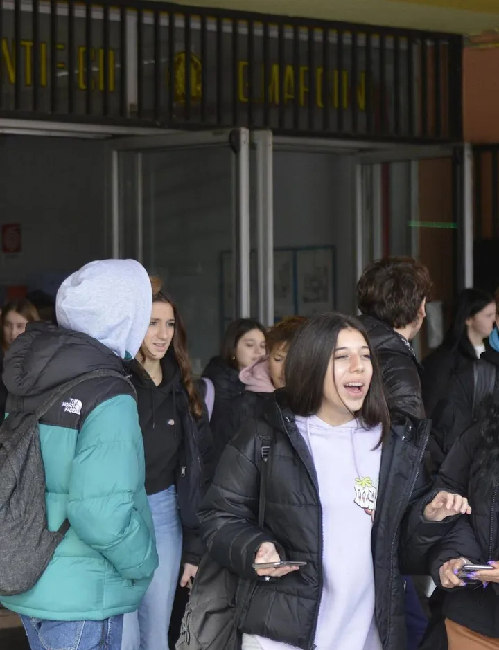 I ragazzi ieri all’uscita del »Campus, uno dei luoghi in cui si sono registrate proteste per il freddo. sopra l’assessore al fare e alle Nuove opere,. Riccardo Pozzi