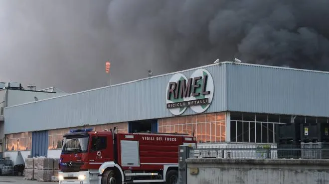 L’incendio alla Rimel di Pollenza, azienda che ricicla elettrodomestici (foto Calavita)