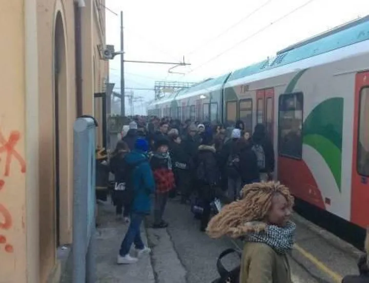 I pendolari salgono sul treno (foto di repertorio)