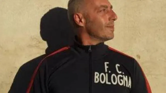 Lo scrittore Enrico Brizzi con la tuta del Bologna calcio