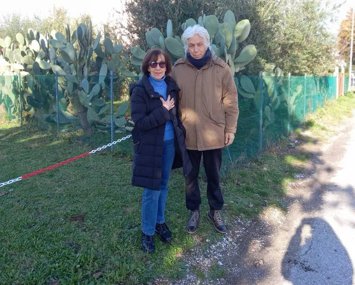 I coniugi Gregorini mostrano il giardino con ulivi e fichi d’india da espropriare