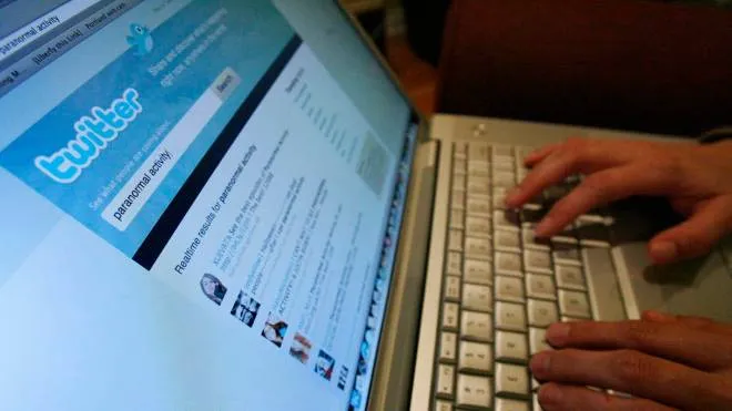 A Twitter page is displayed on a laptop computer in Los Angeles October 13, 2009. Hollywood is increasingly relying on Twitter and Facebook to gauge popular buzz on movies even before they come out, in a move reflecting the power of average filmgoers over once-mighty film critics and detailed surveys. Picture taken October 13. REUTERS/Mario Anzuoni   (UNITED STATES ENTERTAINMENT)