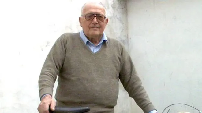 faenza (ra): vito ortelli con una sua bicicletta del 1946
