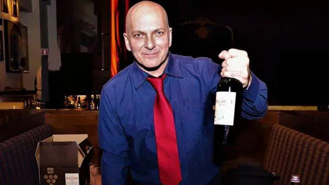 Il pornostar Franco Trentalance, chiusa la carriera a luci rosse, se ne è inventata un'altra... al vino rosso. Con un'azienda vinicola della provincia di Cesena, la "Santa Lucia" di Mercato Saraceno, ha prodotto un sangiovese superiore doc e biologico. E dato il suo passato "hard", lo ha battezzato "Il Peccatore".
ANSA/UFFICIO STAMPA
+++ ANSA PROVIDES ACCESS TO THIS HANDOUT PHOTO TO BE USED SOLELY TO ILLUSTRATE NEWS REPORTING OR COMMENTARY ON THE FACTS OR EVENTS DEPICTED IN THIS IMAGE; NO ARCHIVING; NO LICENSING +++