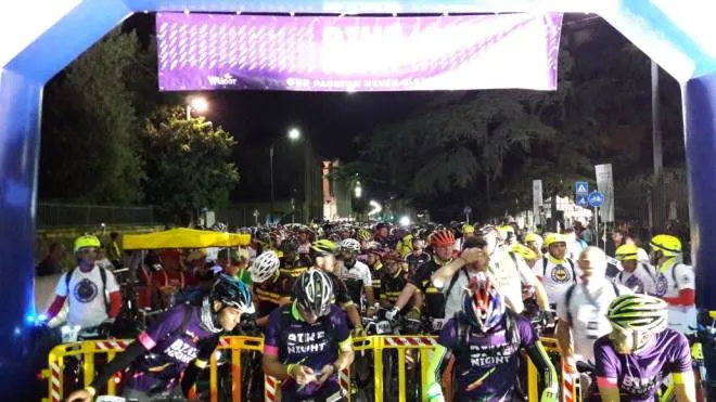 La partenza della «Bike Night» da parco Massari, ieri a mezzanotte: oltre 1400 i partecipanti