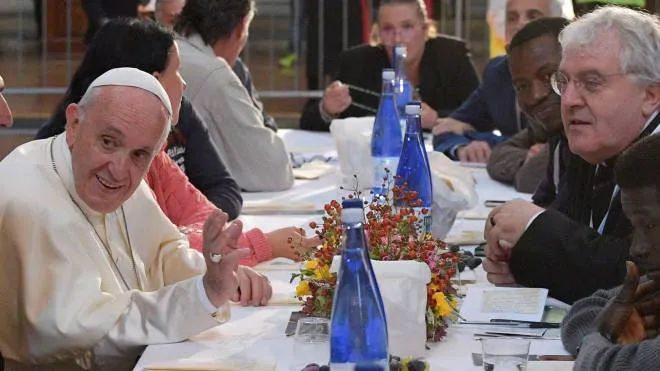 Pope Francis attends a lunch with poor people, refugees and prisoners in San Petronio's Basilica during a pastoral visit in Bologna, Italy October 1, 2017. Osservatore Romano/Handout via Reuters ATTENTION EDITORS - THIS IMAGE WAS PROVIDED BY A THIRD PARTY. NO RESALES. NO ARCHIVE.