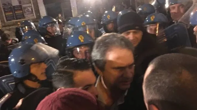 Roberto Fiore circondato da poliziotti