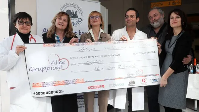 bologna sant'orsola pad 4 consegna da parte di barbara gruppioni di un assegno di 15000 euro al reparto neonatologia