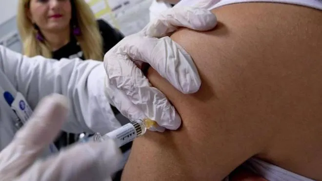 Una bambina viene vaccinata in un ambulatorio della Asl di Napoli, in una foto d'archivio.
ANSA / CIRO FUSCO