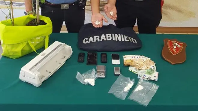I carabinieri e la droga sequestrata 
