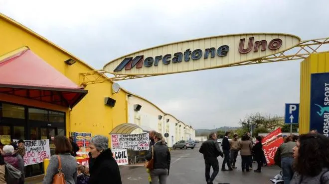 La protesta dei lavoratori del Mercatone Uno di Capannoli (Pisa) per la chiusura del negozio, 5 aprile 2014. ANSA/ STRINGER