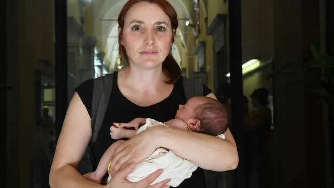 Emanuela Peracchi tiene in braccio Nina,  nata da tre settimane