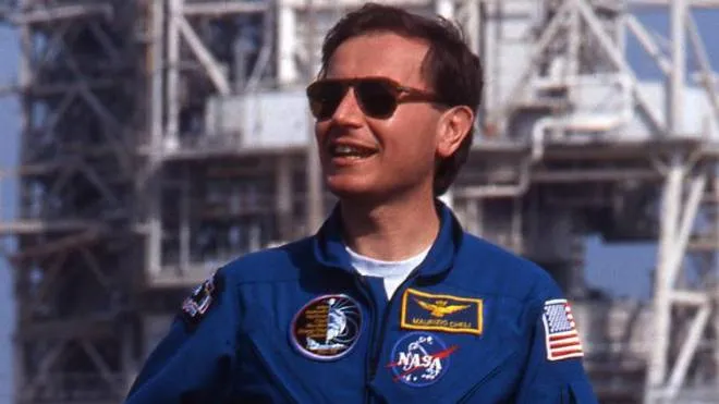 Maurizio Cheli con alle spalle lo Space Schuttle Columbia, poco prima della missione del 1996. ‘STS-75 Tethered Satellite’