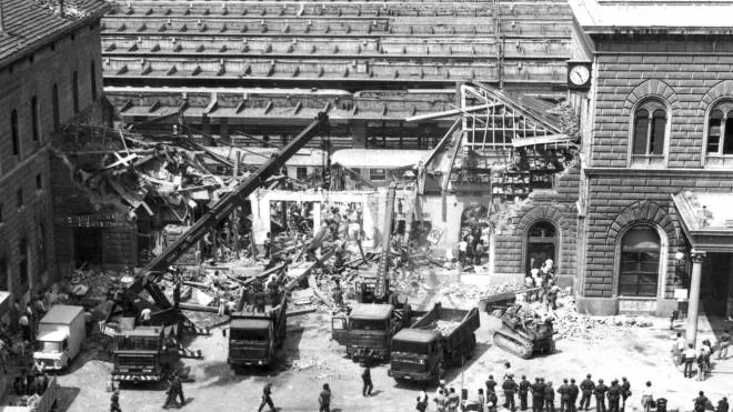 La stazione di Bologna devastata dalla bomba