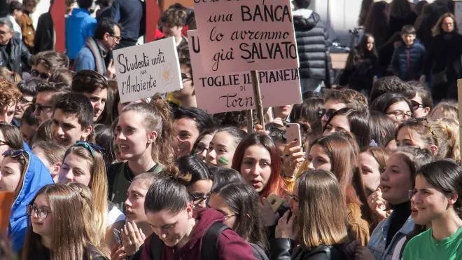Una delle numerose manifestazioni che gli studenti e i cittadini riminesi hanno inscenato negli ultimi mesi contro il cambiamento climatico