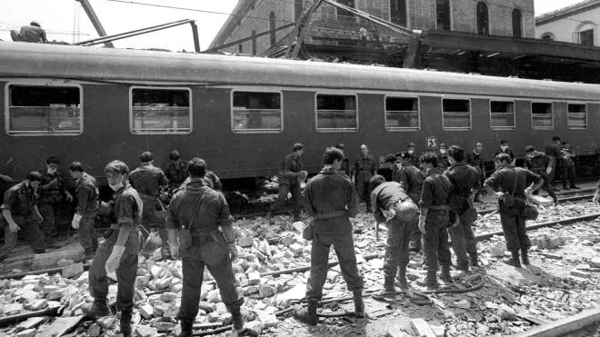 Il lavoro dei soccorritori dopo la strage di Bologna del 2 agosto 1980, in una foto d'archivio. ANSA