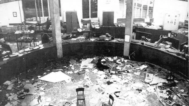 A sinistra, un’immagine dell’orribile strage. Sotto, Forlani in una foto degli anni Ottanta. Con la sua azione, contribuì a sconfiggere il terrorismo