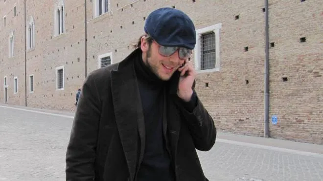 Raphael Gualazzi in piazza Rinascimento a Urbino, sfida vento e freddo invernale