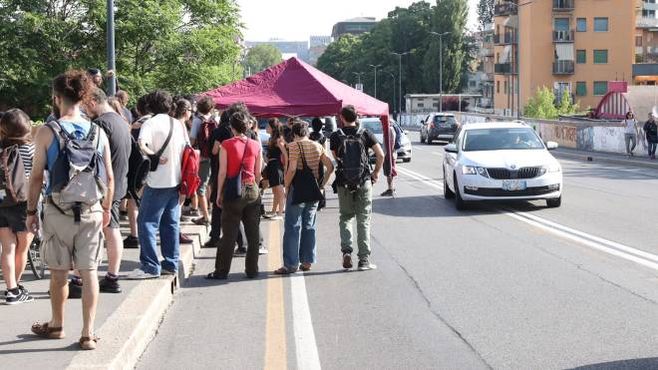 Occupazioni a Bologna, gli attivisti sul ponte di Stalngrado
