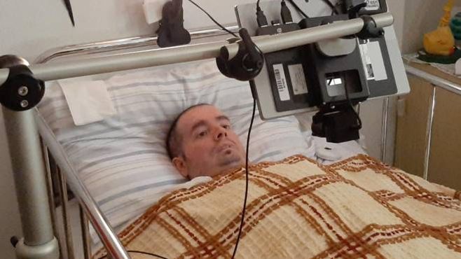 Fabio Ridolfi il 46enne di Fermignano (Pesaro Urbino), da 18 anni immobilizzato a letto