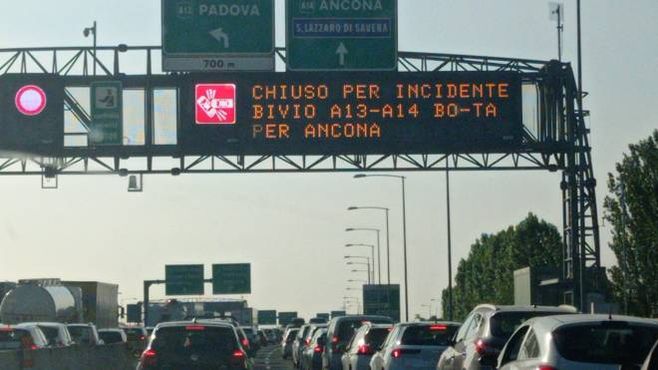 Incidente in A14 a Bologna, bloccata anche la tangenziale