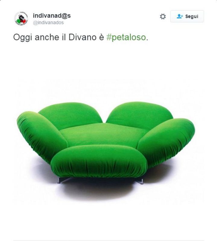 Il divano petaloso (Foto da Twitter)