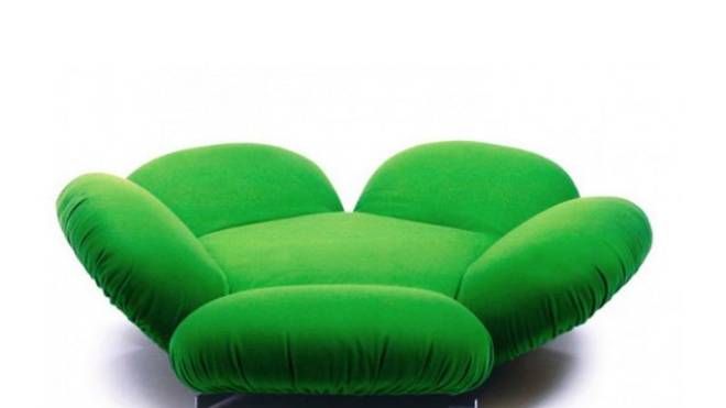 Il divano petaloso (Foto da Twitter)