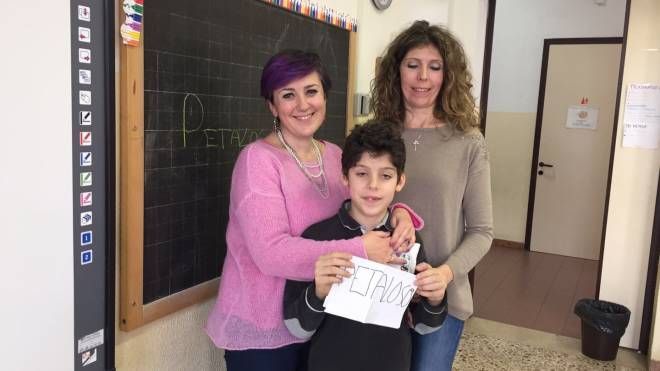 Matteo, inventore della parola 'petaloso' con la maestra e la mamma