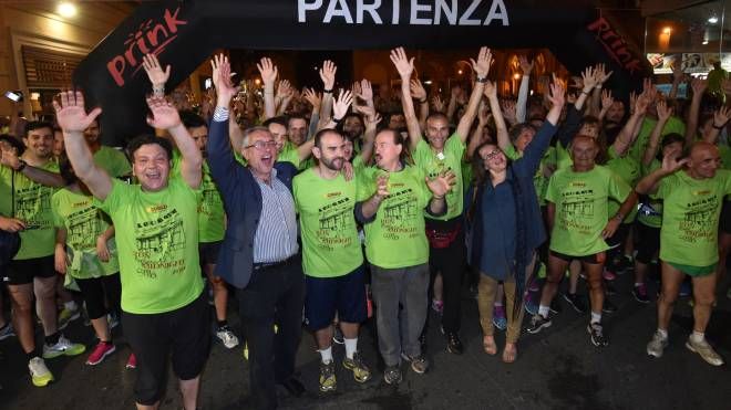 La corsa 'Bologna run midnight' di 5 chilometri (foto Schicchi)