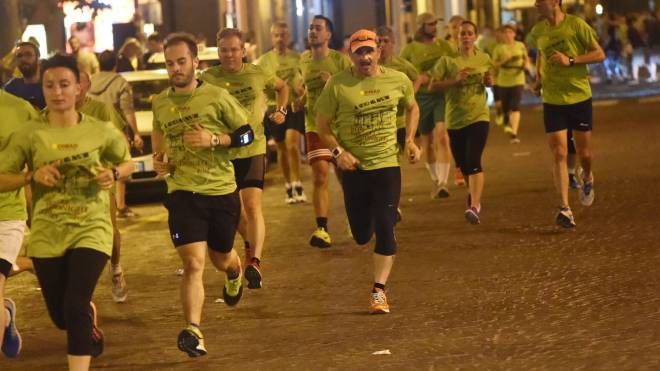 La corsa 'Bologna run midnight' di 5 chilometri (foto Schicchi)