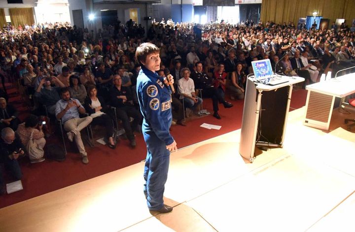 Giornata sulla ricerca e la divulgazione scientifica a Ferrara Fiere, la celebre astronauta protagonista con il professor Paolo Zamboni (Foto Businesspress) 
