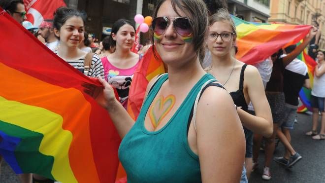 Alcune ragazze al corteo del Gay Pride (foto Schicchi)