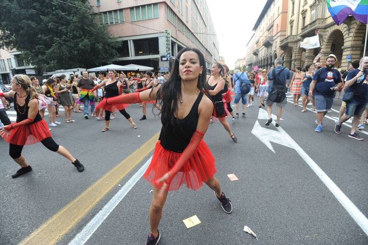 Una ballerina al corteo del Gay Pride sfila per le strade della città (foto Schicchi)