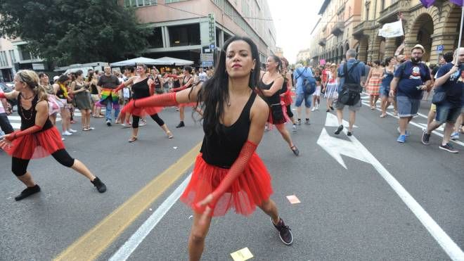 Una ballerina al corteo del Gay Pride sfila per le strade della città (foto Schicchi)