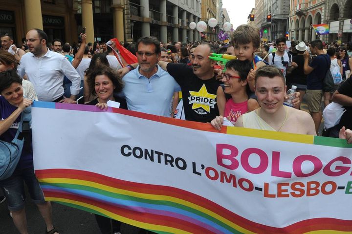 Il corteo del Gay Pride sfila per le strade della città, in primo piano il sindaco Virginio Merola (foto Schicchi)