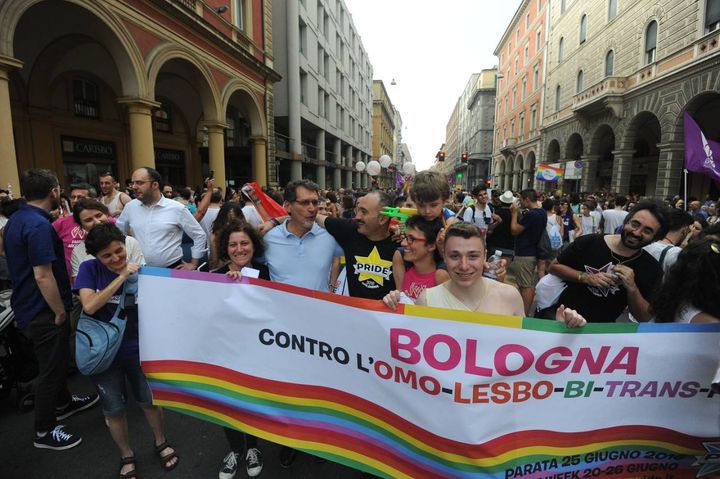 Il corteo del Gay Pride sfila per le strade della città, in primo piano il sindaco Virginio Merola (foto Schicchi