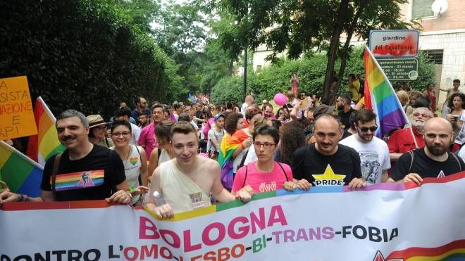 Il corteo del Gay Pride sfila per le strade della città (foto Schicchi)