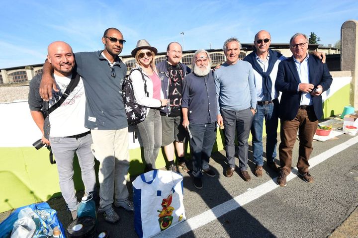 Foto di gruppo con Morgantini, Donadoni e altri volontari all'opera (fotoSchicchi)