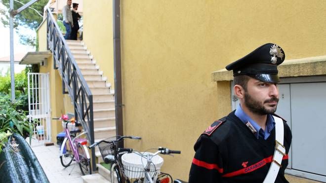 Il luogo del delitto in viale Dante, i carabinieri svolgono le indagini (foto Migliorini) 